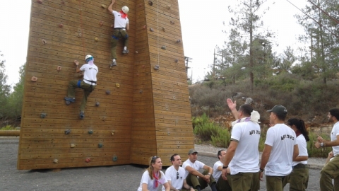 nlc soldiers1 climwall2.jpg